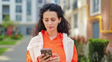Havalı bir kadın dışarıda yürürken diş ağrısı hisseder. Dişçiden randevu almak için telefon kullanıyor. Güzel bir kadın akut ağrıdan dolayı üzgün ve hayal kırıklığına uğramış hissediyor..