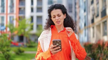 Şık bir kadın cep telefonundan boyun ağrısı çekiyor. Yorgun kadın boynuna masaj yapıyor. Hüsrana uğramış serbest çalışan biri açık havada günlük kıyafetlerle çalışır..