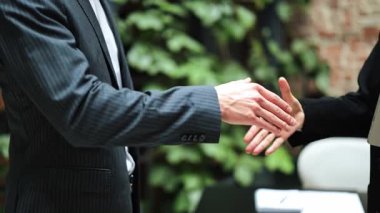 Başarılı iş ortakları toplantıdan sonra modern ofiste el sıkışıyor. İş konsepti. Takım çalışması, işbirliği, ortaklık.