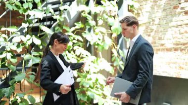 Heyecanlı iş kadını ve iş adamı resmi olarak modern ofiste başarılı bir anlaşmayı kutluyor. Proje sonuçlarından mutlu olan neşeli meslektaşlar.