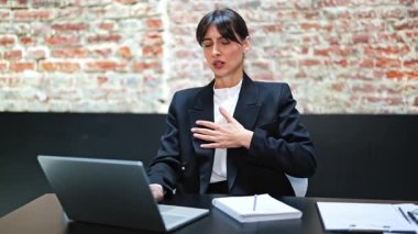 Ofisteki stresli iş kadını, çatı katında panik atak geçiriyor. Resmi olarak giyinen iş kadını dizüstü bilgisayarla çalışır. Endişe ve stres hissediyor..