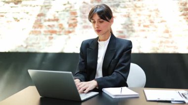 Takım elbiseli stresli iş kadını iş yerinde göğsünde ve boynunda ağrı hissediyor. Ofis çalışanının sağlık sorunları, kalp krizi ya da rahatsız edici bir duruşu var..