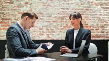 Resmi giyimde başarılı iş ortakları anlaşma yapar ve modern ofiste el sıkışırlar. Neşe, güven, ortaklık ve işbirliği kavramı.