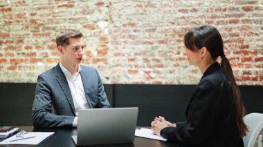 Ofiste kendine güvenen iş ortakları el sıkışır. Resmi takım elbiseli iş adamları çatı katında bir projeyi tartışıyor. Anlaşma yapmaktan mutluluk duyarım..