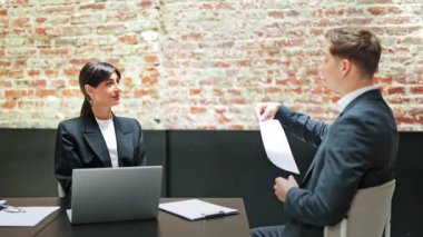 Başarılı bir iş kadını ve iş adamı resmi kıyafet gözden geçirme şartları giyiyor. Neşeli ofis çalışanları modern ofis toplantılarında iş birliği yapıyorlar..