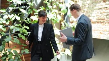 Şık takım elbiseli mutlu iş ortakları modern bir ofiste başarılı bir iş anlaşmasının tadını çıkarırlar. Eğlence, takım çalışması, anlaştık..