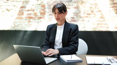 Modern ofiste takım elbiseli yorgun iş kadını sırt ağrısı çekiyor. Yorgun iş kadını acı çekiyor, işyerinde rahatsızlık duyuyor. İş yerinde sağlık sorunları.