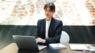 Resmi siyah takım elbiseli mutlu iş kadını ofisinde dinleniyor. Başarılı proje tamamlandı. Ofisteki neşeli kadın. Şık bir iş kadını kendini rahat hissediyor. Bağımsız mutlu. Başarılı iş.