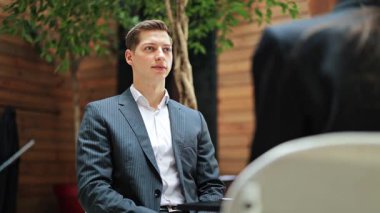 Neşeli iş adamı ve iş kadını modern ofiste el sıkışıyor. Başarılı bir iş anlaşması, iş görüşmesi, anlaşma. Mutlu iş ortakları sözleşme yapar, ortaklık yapar.