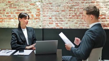 Kendine güvenen iş kadını ve işadamı ofiste sözleşmeyi tartışıyor. Başarılı iş arkadaşları geliştirme stratejisi planlıyorlar. Neşeli iş ortakları birlikte çalışıyor..