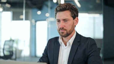 Modern ofisteki takım elbiseli işadamı boğazında şiddetli ağrı hissediyor. Sağlıksız erkek rahatsız, muhtemelen hastalık ya da enfeksiyon geçiriyor, boynuna sorunlu bir ifadeyle dokunuyor..