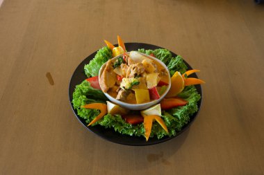 sashimi suşi yemek çubukları ve soya ile siyah arka plan üzerine ayarla yakın çekim