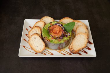 Bir tabak yemek, ekmek ve sos. Ekmek küçük parçalara bölündü. Dalış bir kasenin içinde.