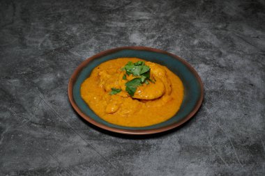 Kahverengi soslu bir tabak yemek. Sos bir kase yemeğin üstünde.