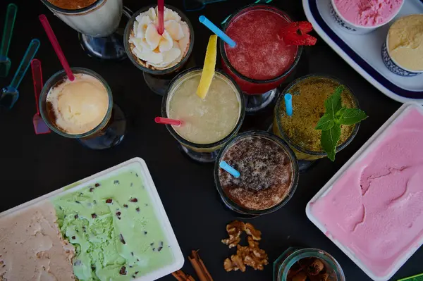 Çeşitli içkiler ve dondurmalarla dolu bir masa. Altı içki ve dört farklı dondurma çeşidi var.