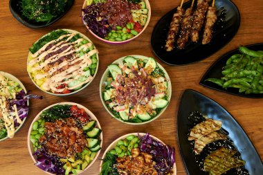 Üzerinde sos olan bir masa da dahil olmak üzere bir sürü yiyecek dolu bir masa. Masada şiş de var.