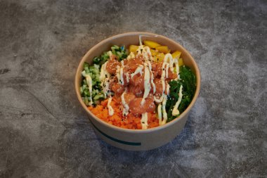 Yeşil beyaz soslu bir kase yemek. Yemekler et ve sebzenin karışımı.