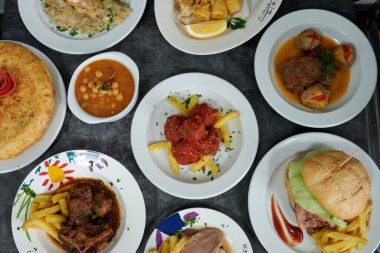 Bir tabak yemek, bir sandviç ve bir kase patates kızartması dahil. Biraz çorba ve bir tabak köfte de var.