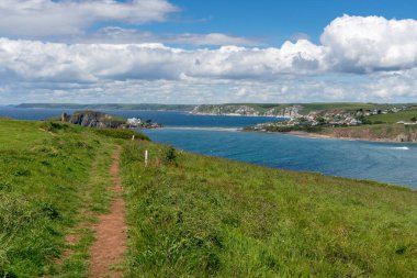 Thurlestone, DeVon, İngiltere. 24 Mayıs. 24 Mayıs 2022 'de Thurlestone yakınlarındaki Güney Batı Sahil Yolu' ndan Devon 'daki Burgh Adası' na doğru bir görüntü.