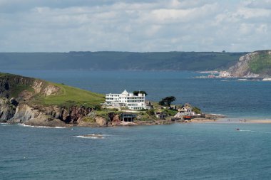 Thurlestone, DeVon, İngiltere. 24 Mayıs. 24 Mayıs 2022 'de Thurlestone yakınlarındaki Güney Batı Sahil Yolu' ndan Devon 'daki Burgh Adası' na doğru bir görüntü.