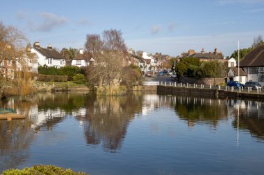 LINDFIELD, Batı SUSSEX, İngiltere - 1 Şubat 2023 tarihinde Lindfield West Sussex 'teki gölet ve çevre binaların görüntüsü