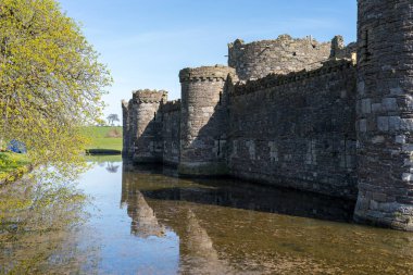 BEAMARIS, ANGELSEY, İngiltere - 08 Nisan 2023 'te Beaumaris, Angelsey' deki Kale kalıntılarının görüntüsü