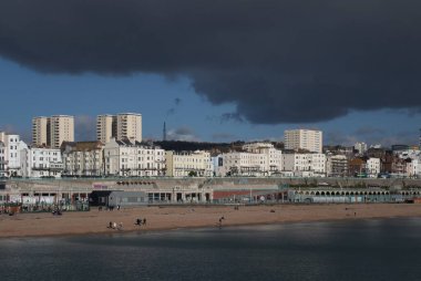 BRIGHTON, SUSSEX, İngiltere - 25 Şubat. Brighton sahiline 25 Şubat 2023 'te fırtına yaklaşıyor. Tanımlanamayan kişiler         