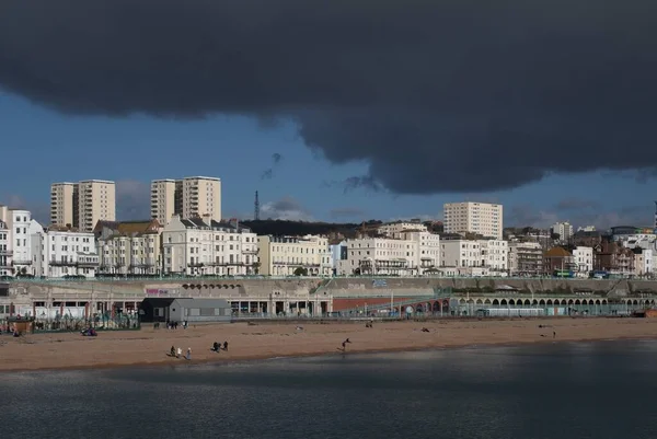 Brighton Sussex Fevereiro Tempestade Aproximando Praia Brighton Fevereiro 2023 Pessoas — Fotografia de Stock