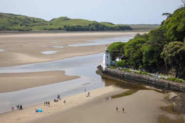 Portmeirion, Minffordd, Penrhyndeudraeth, Gwynedd, Galler - 28 Mayıs 2023 tarihinde Portmeirion, Galler 'de mimari ve plaj manzarası. Tanımlanamayan kişiler