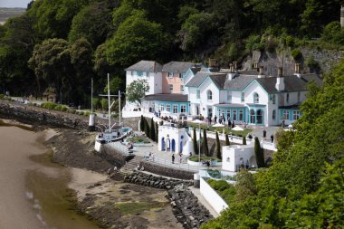 Portmeirion, Minffordd, Penrhyndeudraeth, Gwynedd, Galler - 28 Mayıs 2023 'te Portmeirion, Galler' de mimarinin görüntüsü. Tanımlanamayan kişiler