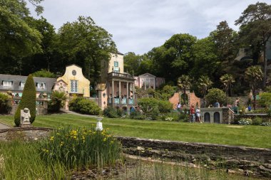 Portmeirion, Minffordd, Penrhyndeudraeth, Gwynedd, Galler - 28 Mayıs 2023 'te Portmeirion, Galler' de mimarinin görüntüsü. Tanımlanamayan kişiler