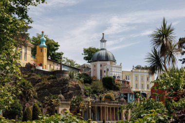 Portmeirion, Minffordd, Penrhyndeudraeth, Gwynedd, Galler - 28 Mayıs 2023 'te Portmeirion, Galler' de mimarinin görüntüsü. Tanımlanamayan kişiler