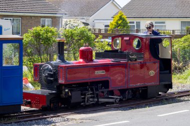 Fairbourne, Gwynedd, Galler - 29 Mayıs 2023 'te Russell buharlı treni Fairbourne, Galler' de. Tanımlanamayan kişi