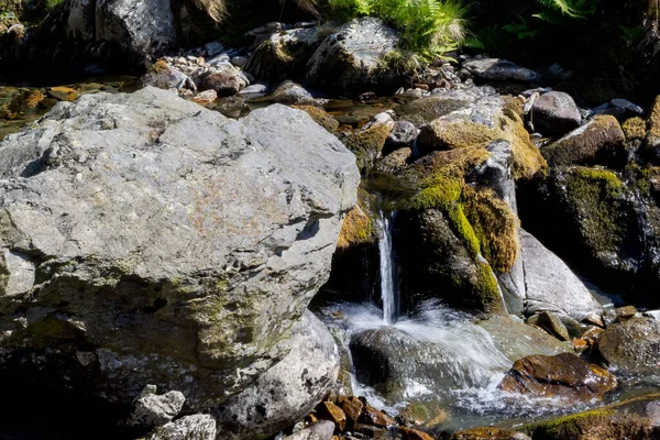 Весной Вода Течет Скалам Валлийской Реке — стоковое фото