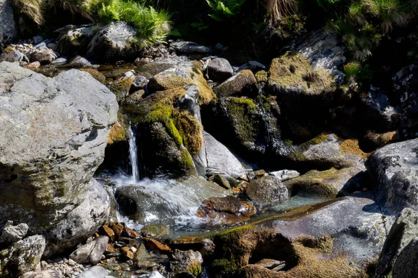 Vatten Sipprar Över Klippor Walesisk Flod Våren — Stockfoto