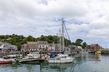 Padstow, Cornwall, İngiltere - 11 Haziran. 11 Haziran 2023 'te Padstow, Cornwall' daki liman manzarası. Tanımlanamayan kişiler