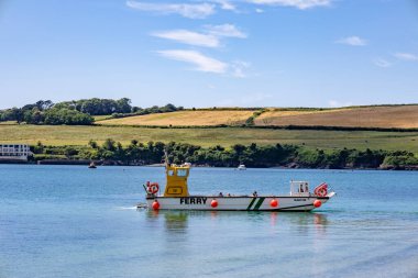 Rock, Cornwall, İngiltere - 12 Haziran. 12 Haziran 2023 'te Rock, Cornwall' daki feribotun görüntüsü. Tanımlanamayan kişiler