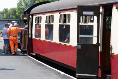 Bodmin, Cornwall, İngiltere - 13 Haziran. 13 Haziran 2023 'te Bodmin, Cornwall' daki Bodmin General tren istasyonunda buharlı tren. Tanımlanamayan kişiler