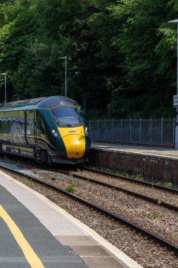 Bodmin, Cornwall, İngiltere - 13 Haziran. 13 Haziran 2023 'te Bodmin, Cornwall' daki Bodmin General tren istasyonunda yüksek hızlı GWR treni