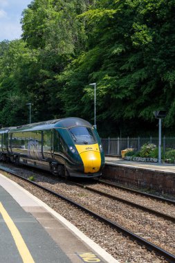 Bodmin, Cornwall, İngiltere - 13 Haziran. 13 Haziran 2023 'te Bodmin, Cornwall' daki Bodmin General tren istasyonunda yüksek hızlı GWR treni