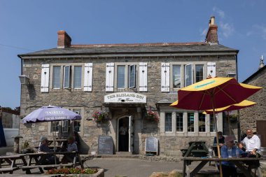 Blisland, Cornwall, İngiltere - 13 Haziran. 13 Haziran 2023 'te Blisland Cornwall' daki hanın görüntüsü. Tanımlanamayan kişiler