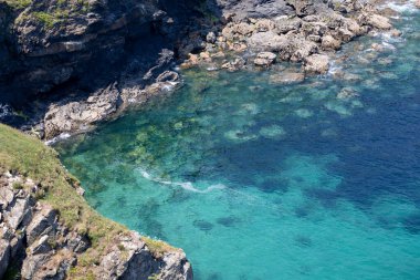 Cornwall 'daki Trevose Head' de kayalık bir sahil şeridi.