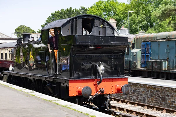 イギリスのコーンウォール州ボドミン 6月13日 2020年6月13日 コーンウォールのボドミン総合鉄道駅で蒸気機関車1人の身元不明者 — ストック写真