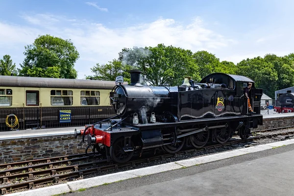イギリスのコーンウォール州ボドミン 6月13日 2023年6月13日にコーンウォールのボーディン総合鉄道駅で蒸気機関車 正体不明の男2人 — ストック写真
