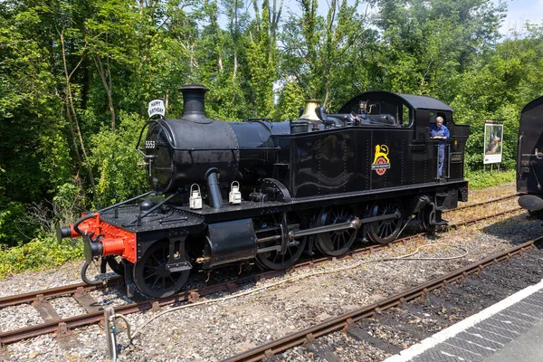 イギリスのコーンウォール州ボドミン 6月13日 2020年6月13日 コーンウォールのボドミン総合鉄道駅で蒸気機関車1人の身元不明者 — ストック写真
