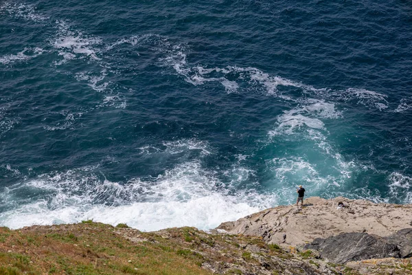 Trevose Head Cornwall Ηνωμένο Βασίλειο Ιουνίου Άνθρωπος Που Ψαρεύει Στο — Φωτογραφία Αρχείου