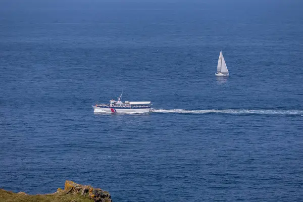 Trevose Head Cornwall Storbritannien Juni Yacht Och Motoruppskjutning Utanför Trevose — Stockfoto