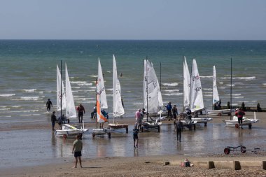 Bognor Regis, West Sussex, İngiltere - 25 Haziran. 25 Haziran 2023 'te Batı Sussex, Bognor Regis' te kalkışa hazırlanan yatlar. Tanımlanamayan kişiler