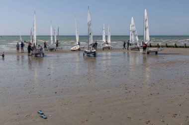 Bognor Regis, West Sussex, İngiltere - 25 Haziran. 25 Haziran 2023 'te Batı Sussex, Bognor Regis' te kalkışa hazırlanan yatlar. Tanımlanamayan kişiler