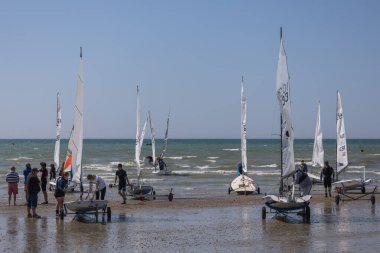 Bognor Regis, West Sussex, İngiltere - 25 Haziran. 25 Haziran 2023 'te Batı Sussex, Bognor Regis' te kalkışa hazırlanan yatlar. Tanımlanamayan kişiler